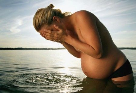Можно ли купаться беременным в речке или озере